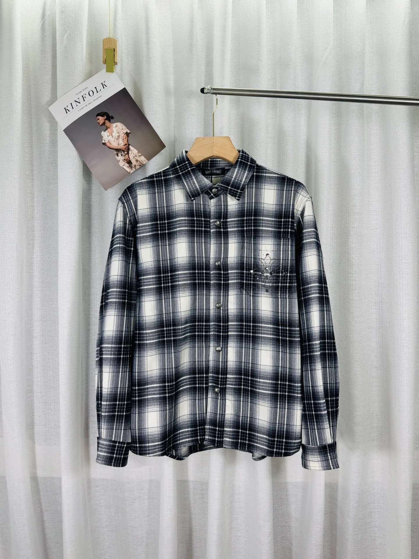 P250 top version, real shot without P, ​​different from market currency) 𝗖𝗵𝗿𝗼𝗺𝗲 𝗛𝗲𝗮𝗿𝘁𝘀/Cro Heart 2025 Diamond Plaid Shirt Accessories: Original model-opening collar label ➕100% silk wash water label. Genuine purchase-grade original hangtag➕matching hanging rope➕3D hanging beads➕original packaging bag. Craftsmanship: The original version has consistent wiring! The highest version of the armhole matching technique! Color: Red Black Size: S M L XL Style No.: 8002